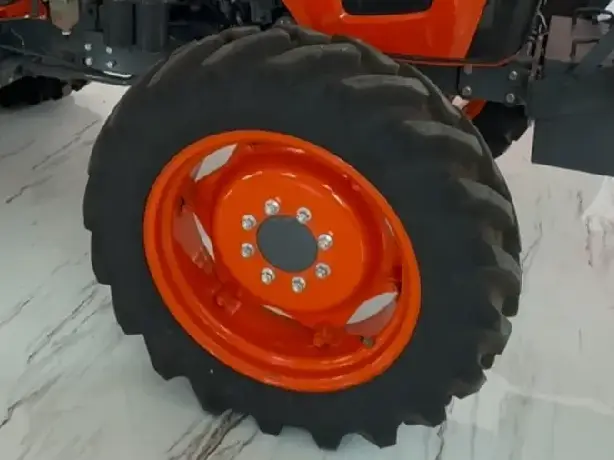 Kubota tractor - Image 4