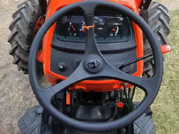 Kubota tractor - Image 3
